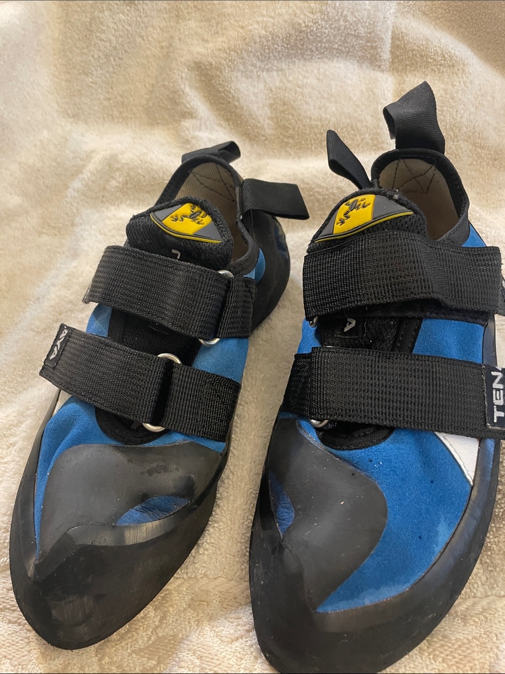 Blue and Black Men's Athletic Climbing Shoes with Double-Strap Fit